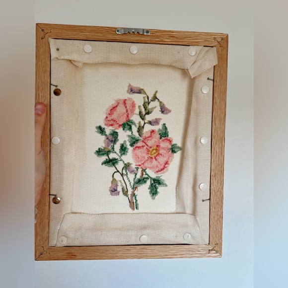 Vintage cross stitch floral piece in wood frame - Picture 3 of 3